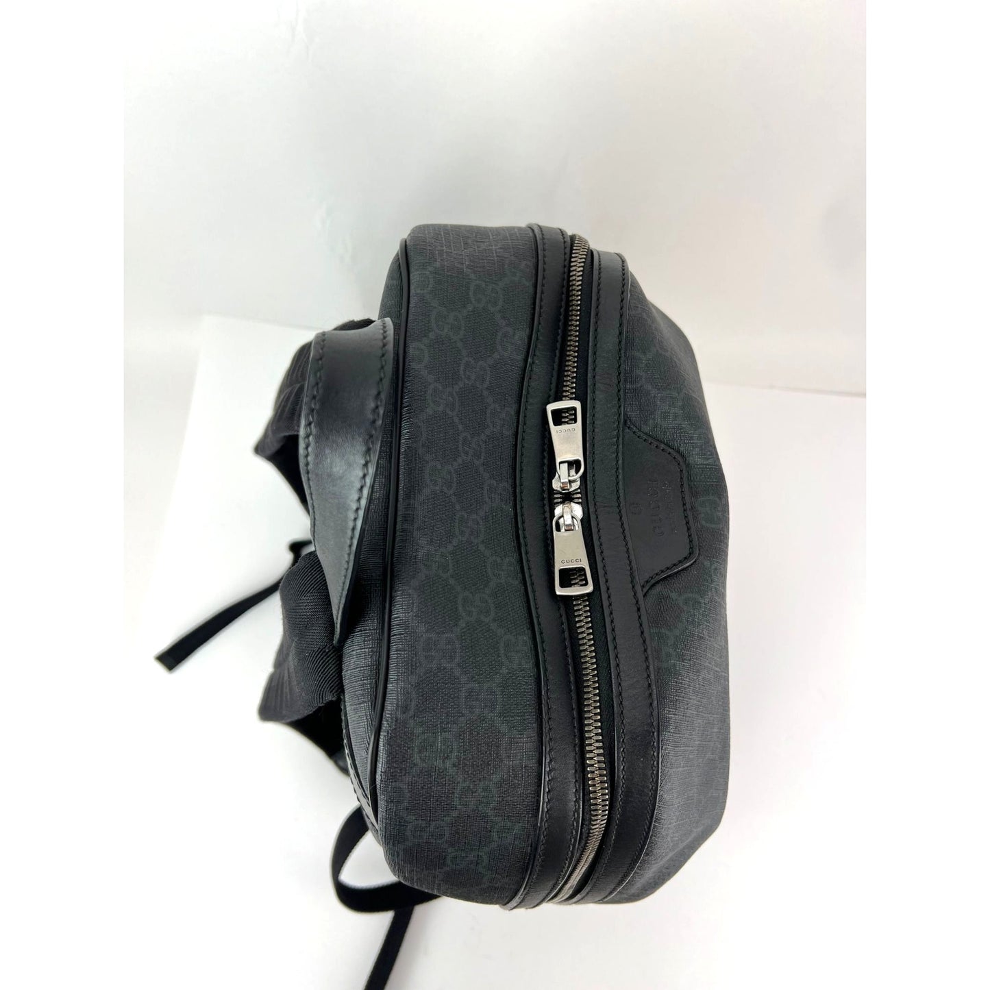 
                  
                    Gucci GG Supreme Medium Day Gray Black Backpack
                  
                