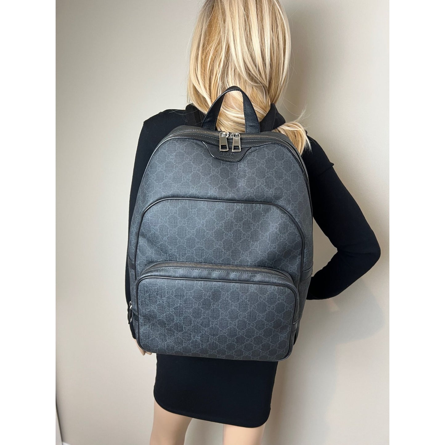 
                  
                    Gucci GG Supreme Medium Day Gray Black Backpack
                  
                