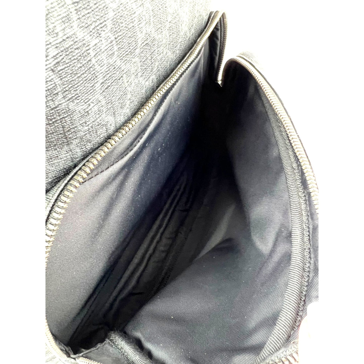 
                  
                    Gucci GG Supreme Medium Day Gray Black Backpack
                  
                