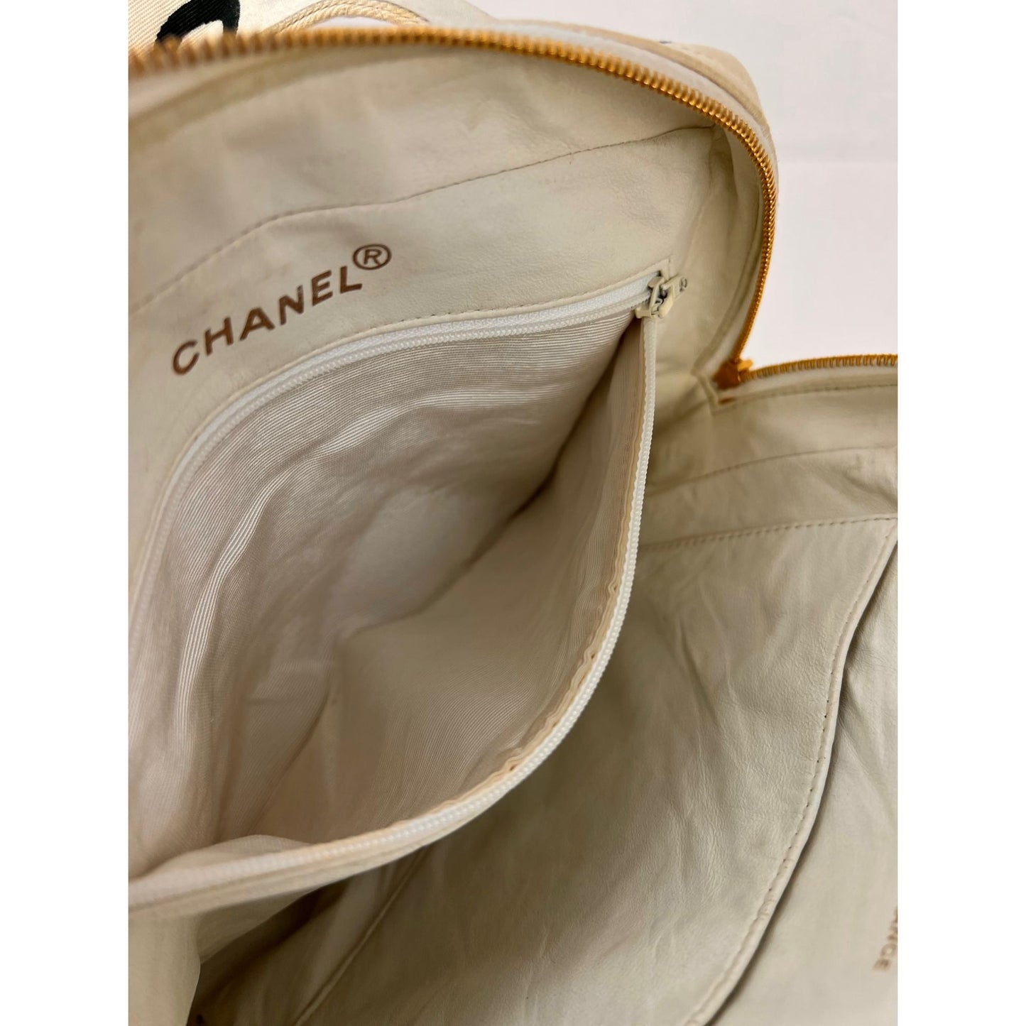 
                  
                    Chanel Matelasse Logo Ivory Cotton Canvas Vintage Hand Bag
                  
                
