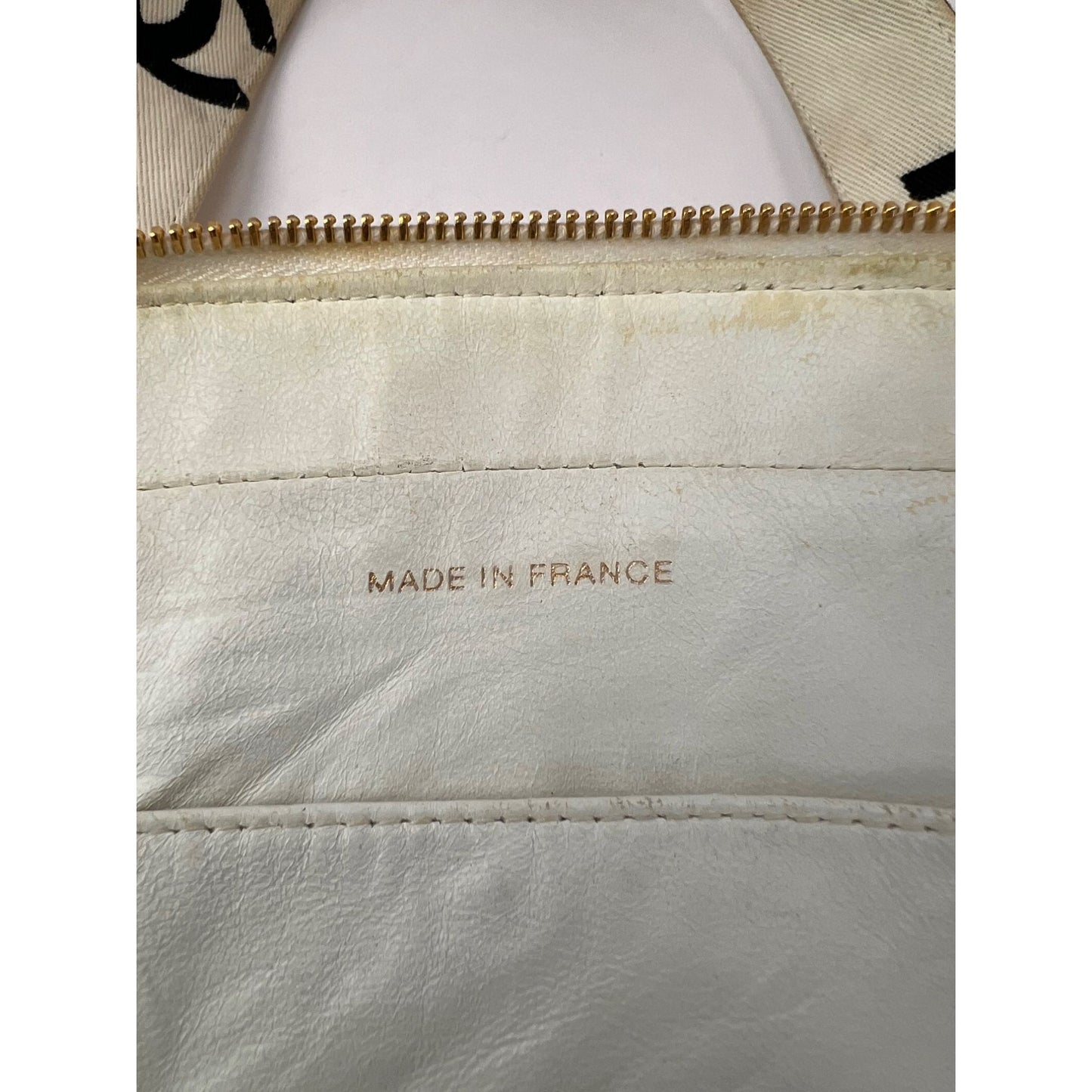 
                  
                    Chanel Matelasse Logo Ivory Cotton Canvas Vintage Hand Bag
                  
                