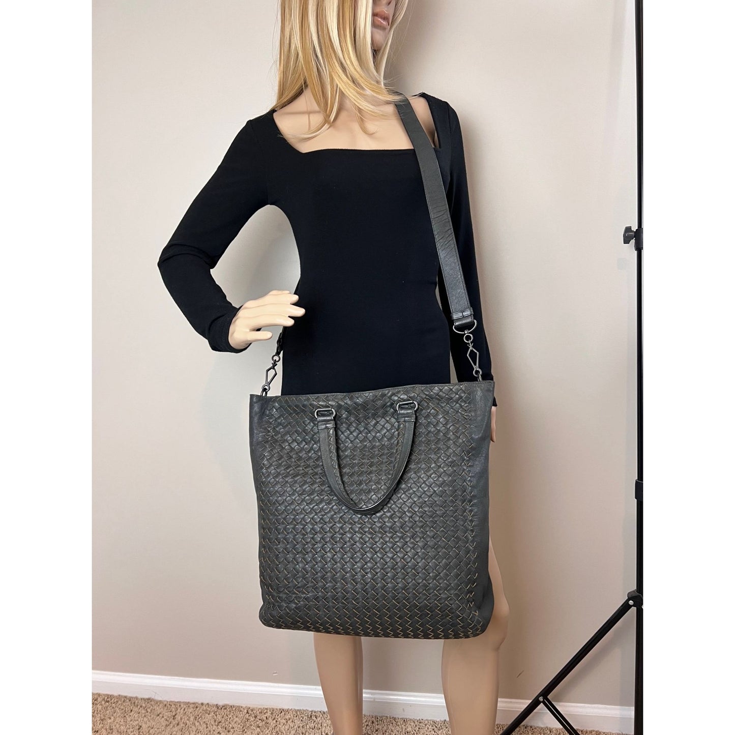 
                  
                    Bottega Veneta Intreciato Black leather zippered Messenger Tote Bag
                  
                