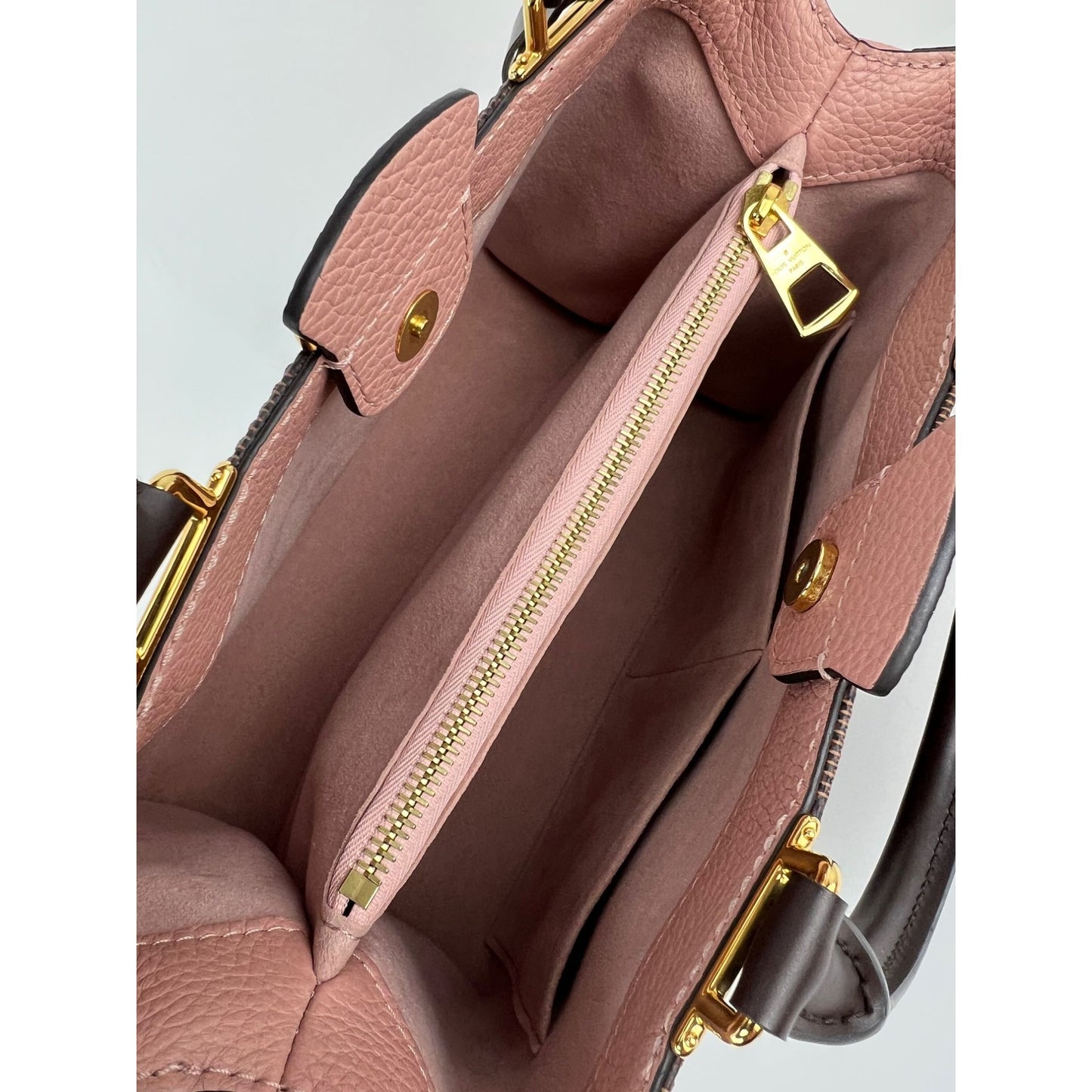 
                  
                    Louis Vuitton Cuir Taurillon Brittany Magnolia Damier Ebene Shoulder Hand Bag
                  
                