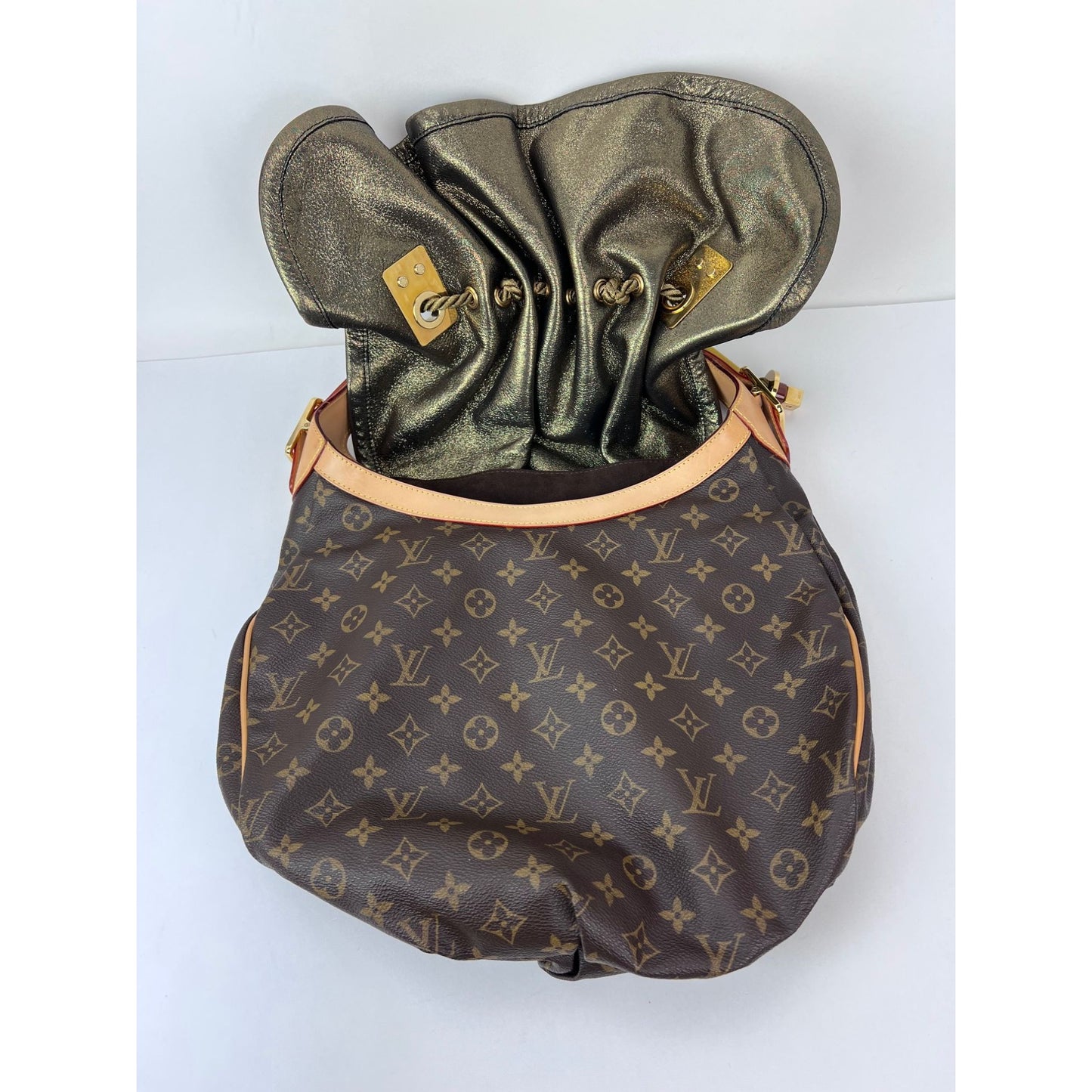 
                  
                    Louis Vuitton Monogram Kalahari GM Shoulder Bag
                  
                