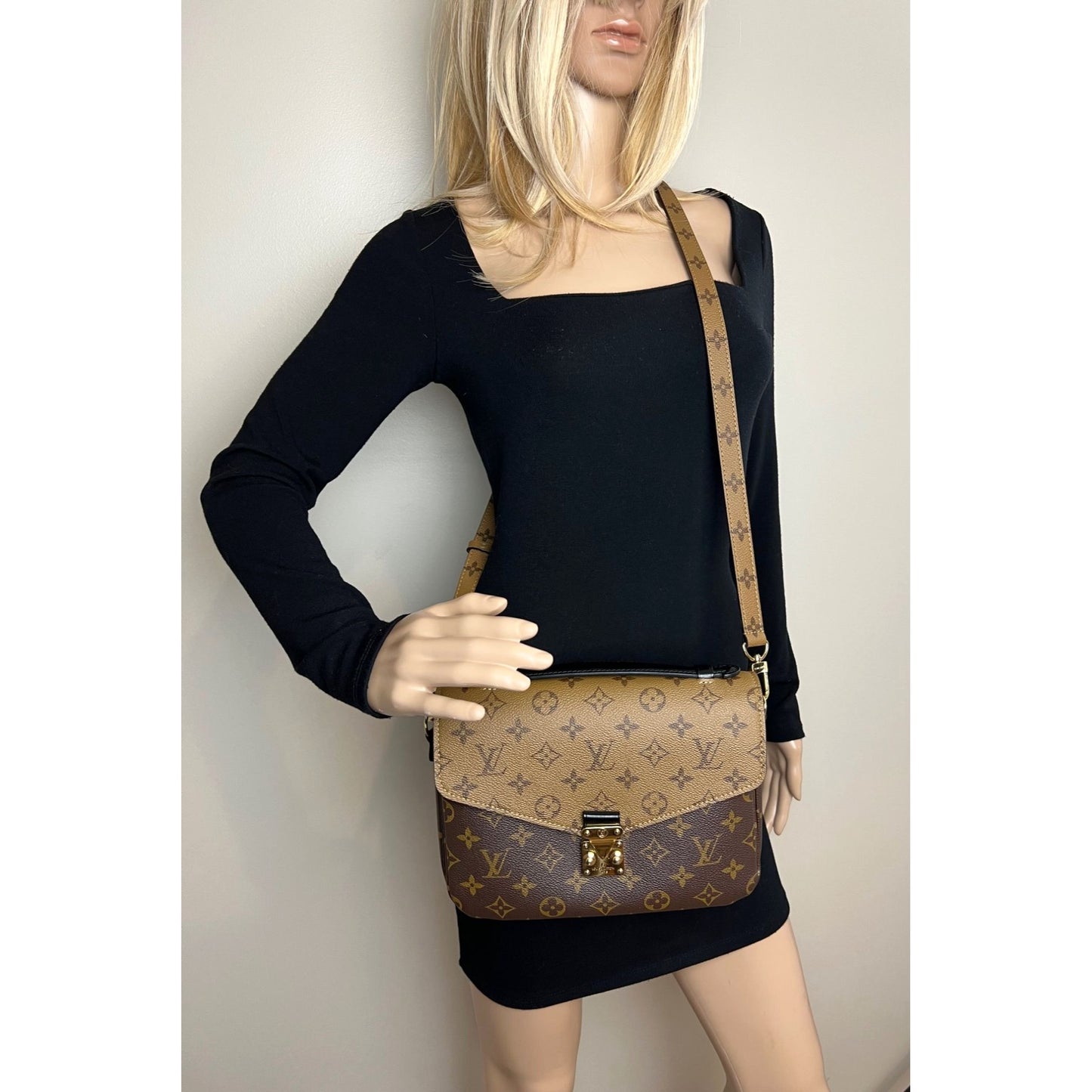 
                  
                    Louis Vuitton Pochette Metis Reverse Monogram Messenger Crossbody Bag
                  
                
