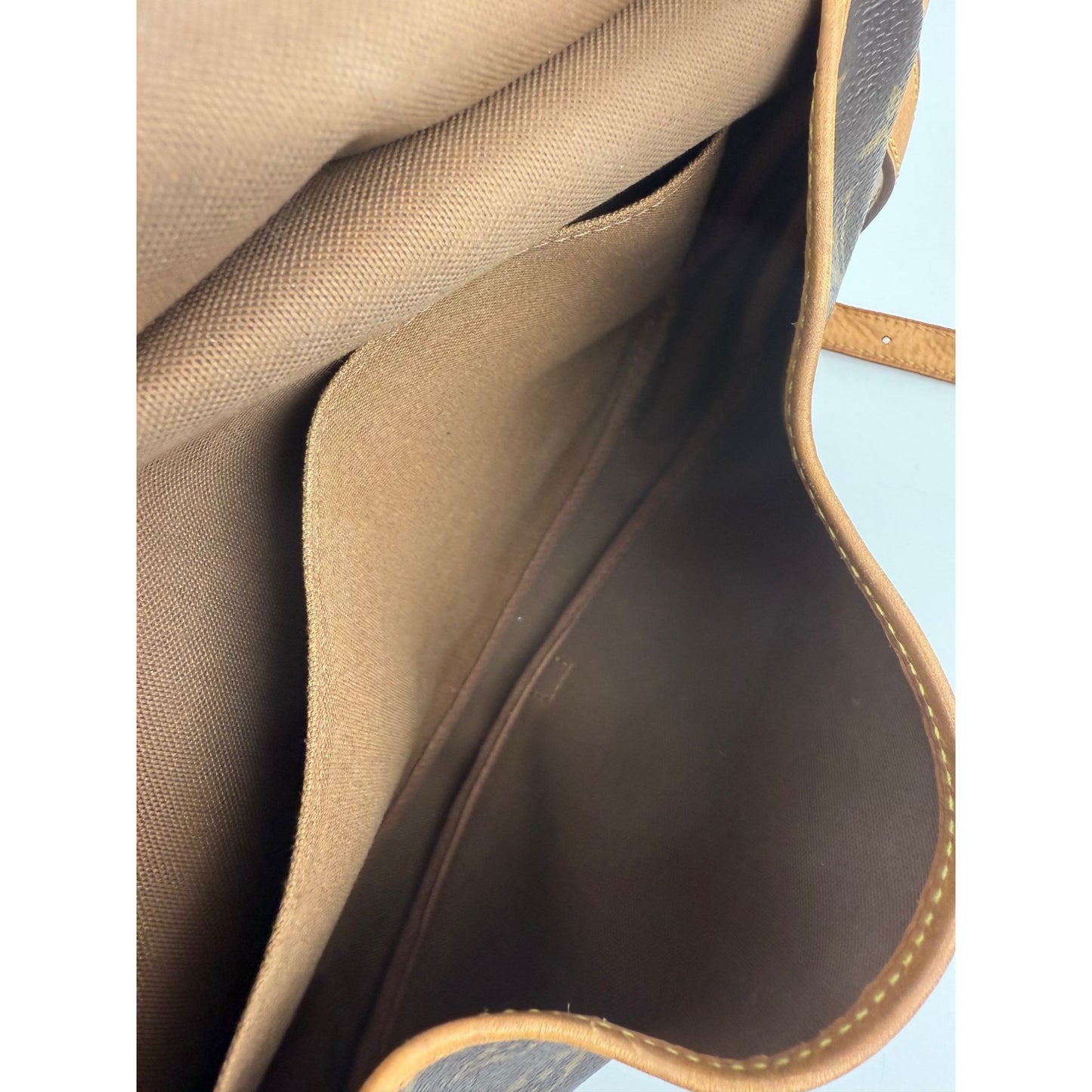 
                  
                    Louis Vuitton Monogram Saumur 30 Vintage Saddle Style Messenger Crossbody Bag
                  
                