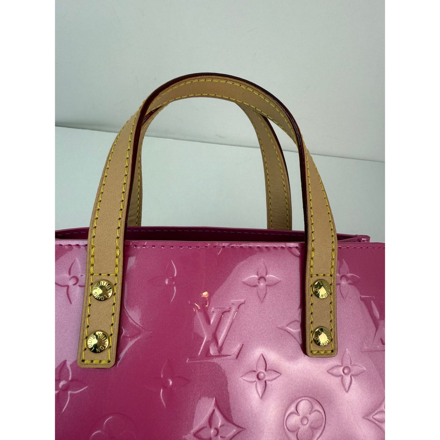 
                  
                    Louis Vuitton Vernis reade PM NM Neon Pink Crossbody Bag
                  
                