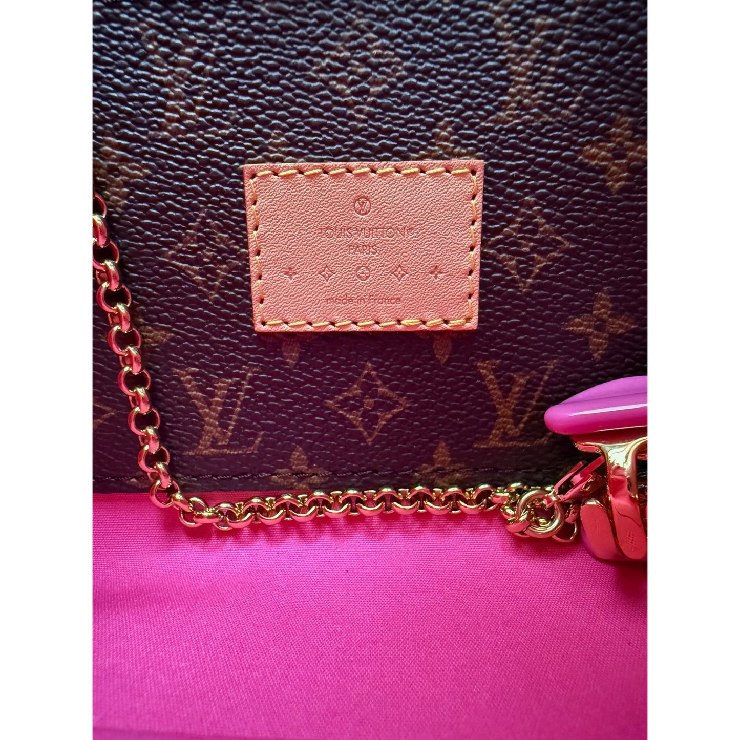 
                  
                    Louis Vuitton Vernis reade PM NM Neon Pink Crossbody Bag
                  
                
