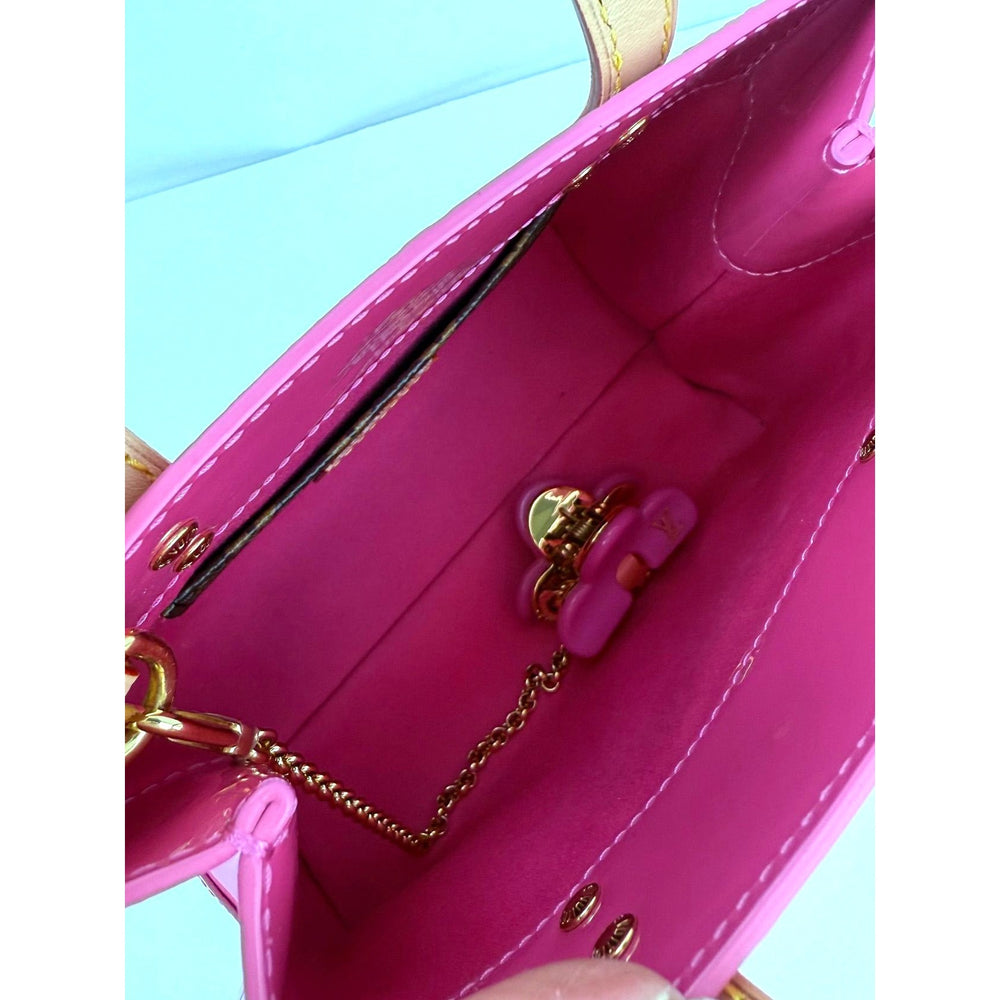 
                  
                    Louis Vuitton Vernis reade PM NM Neon Pink Crossbody Bag
                  
                