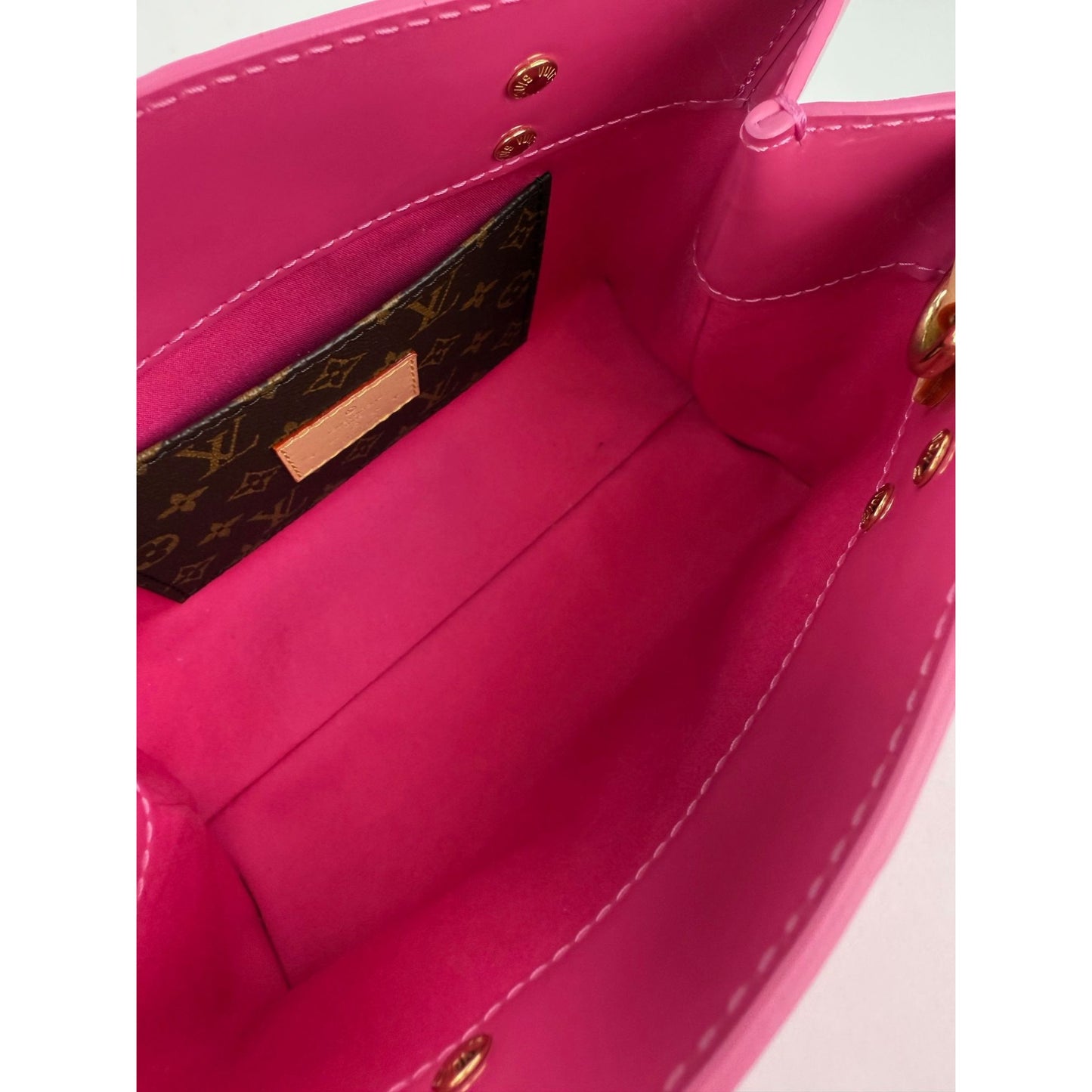 
                  
                    Louis Vuitton Vernis reade PM NM Neon Pink Crossbody Bag
                  
                