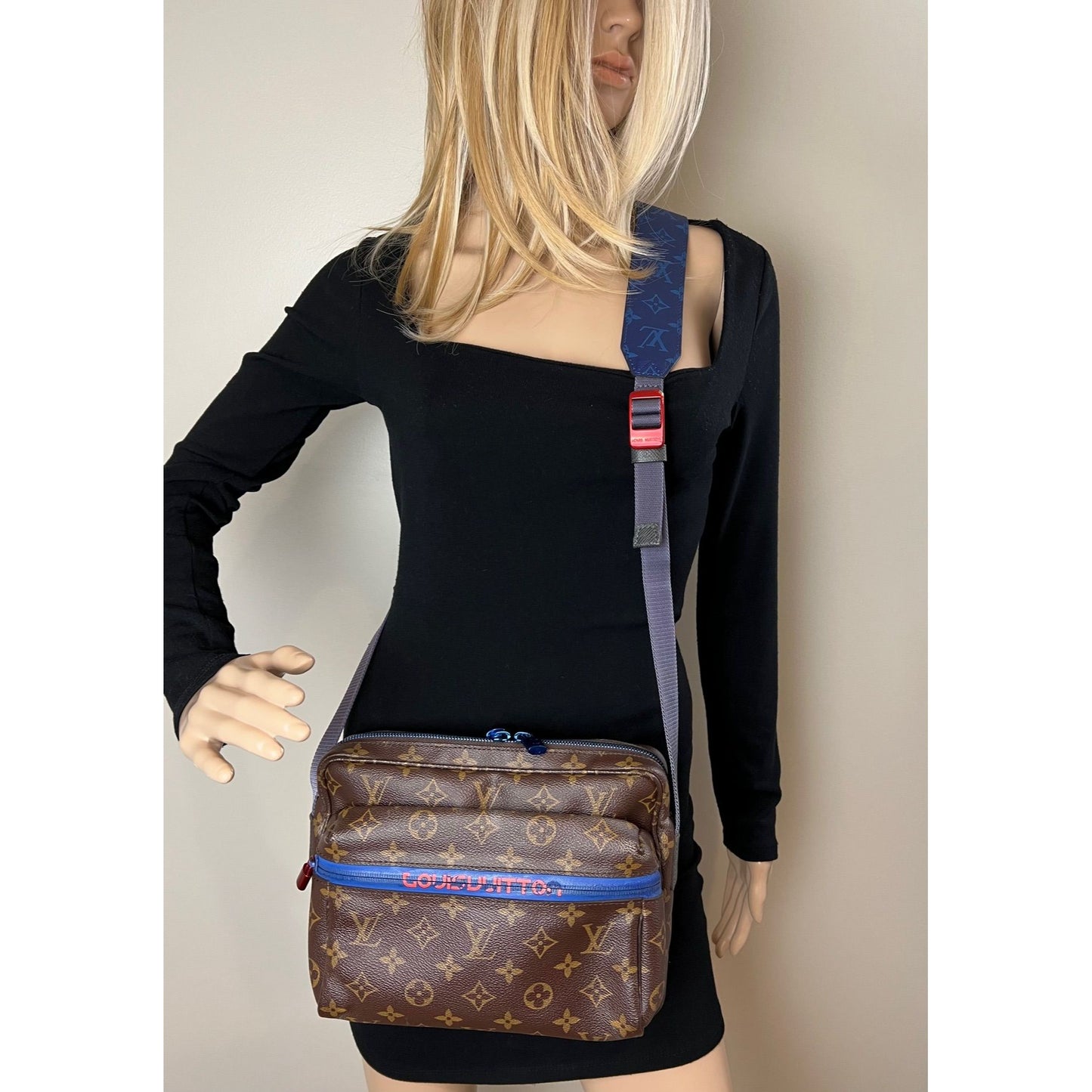 
                  
                    Louis Vuitton Monogram Outdoor Blue Messenger Bag
                  
                