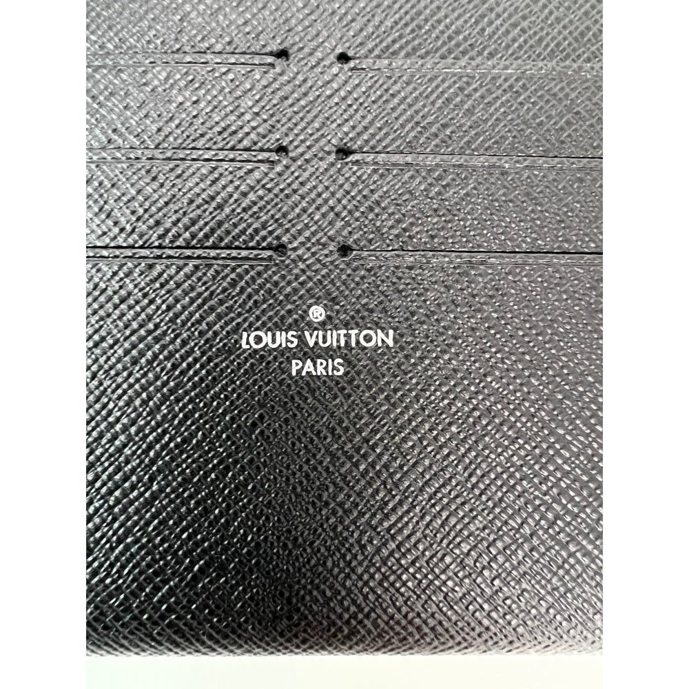 
                  
                    Louis Vuitton 8 Credit Card Insert Black Leather wallet from Felicie
                  
                