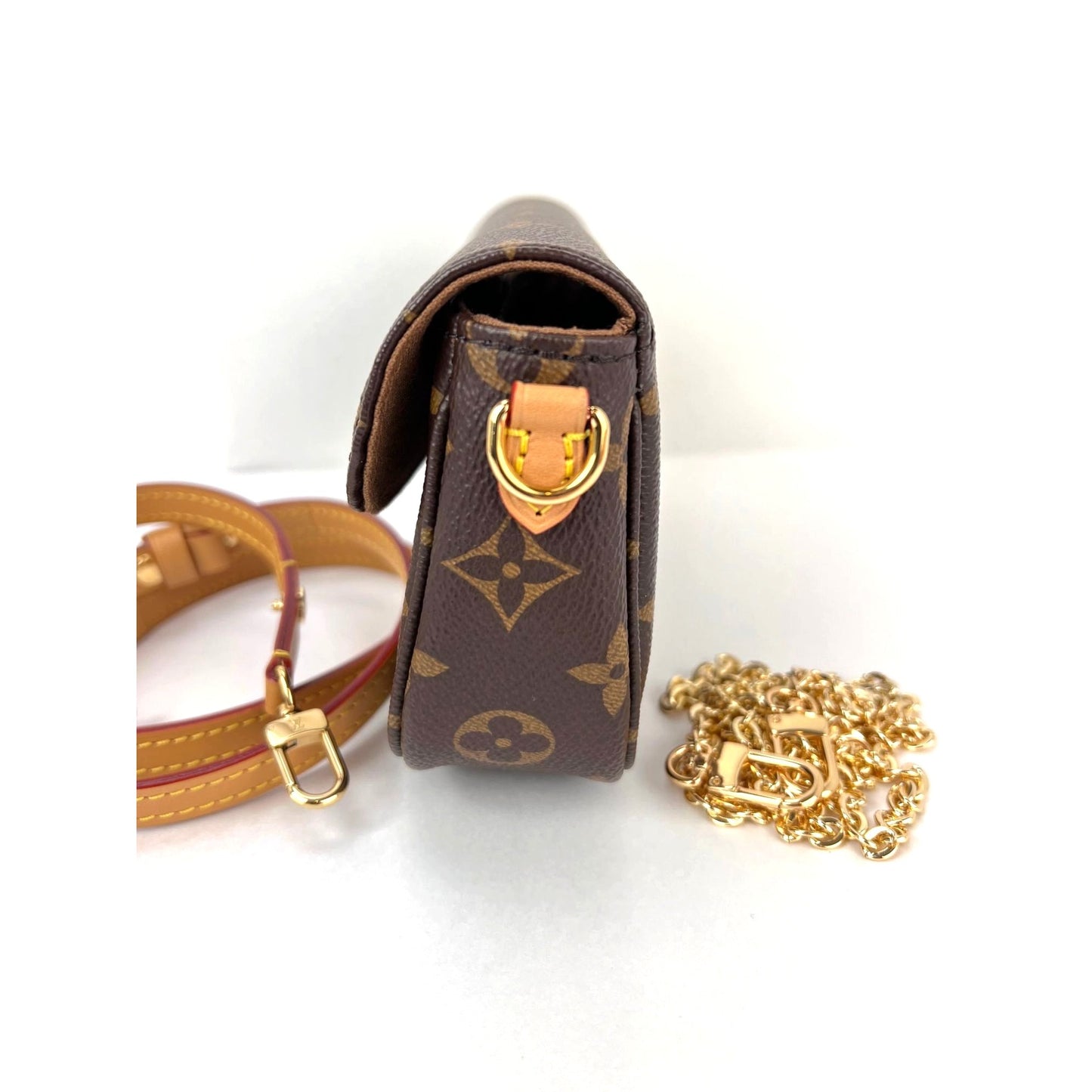 
                  
                    Louis Vuitton Monogram Ivy Wallet on a Chain Shoulder Bag
                  
                