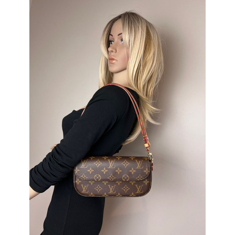 
                  
                    Louis Vuitton Monogram Ivy Wallet on a Chain Shoulder Bag
                  
                
