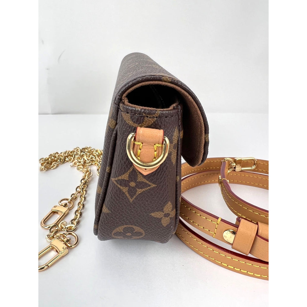 
                  
                    Louis Vuitton Monogram Ivy Wallet on a Chain Shoulder Bag
                  
                