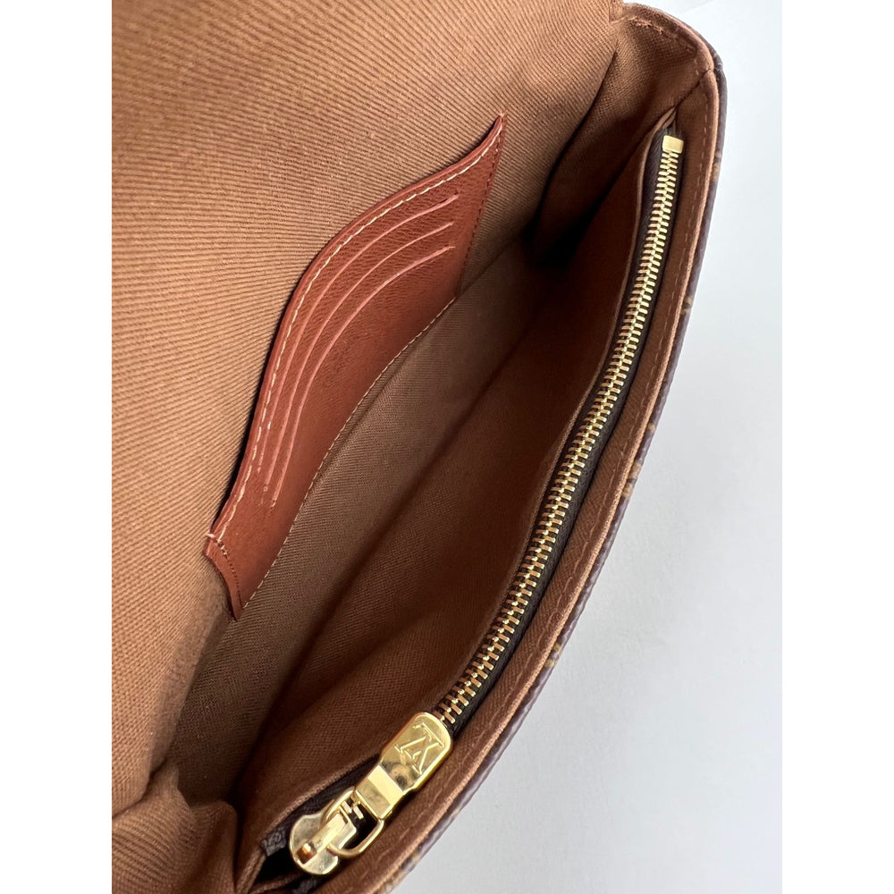 
                  
                    Louis Vuitton Monogram Ivy Wallet on a Chain Shoulder Bag
                  
                