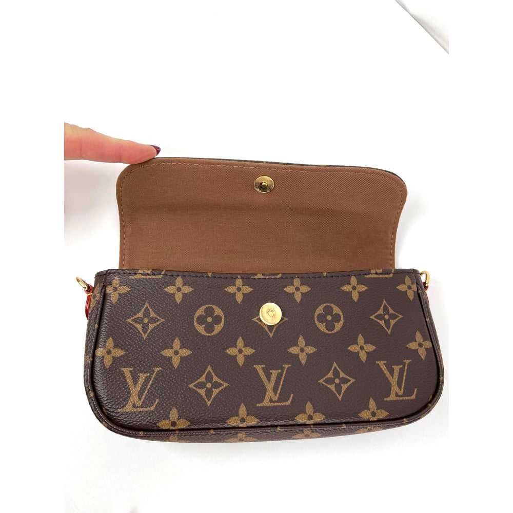 
                  
                    Louis Vuitton Monogram Ivy Wallet on a Chain Shoulder Bag
                  
                
