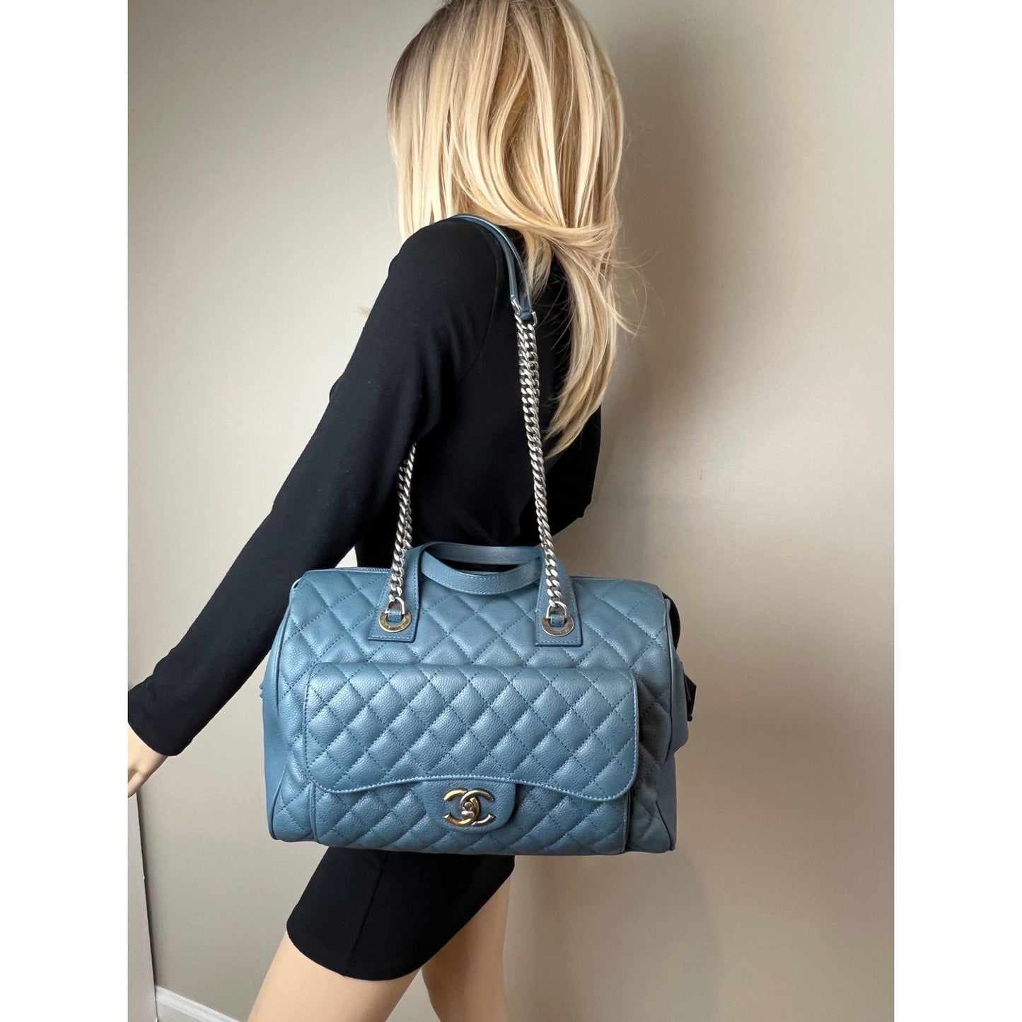
                  
                    Chanel Quilted Caviar Large Blue Bowling Bag Ruthenium
                  
                