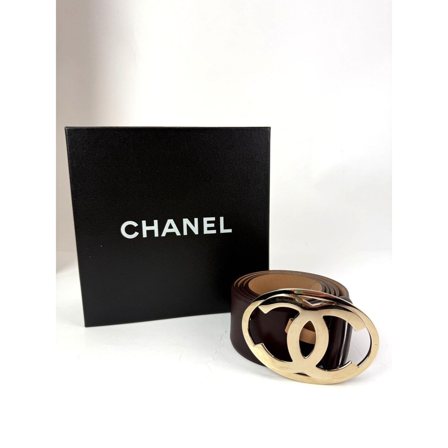 
                  
                    Chanel Interlocking CC Logo Brown Leather Belt 95/38  Vintage
                  
                