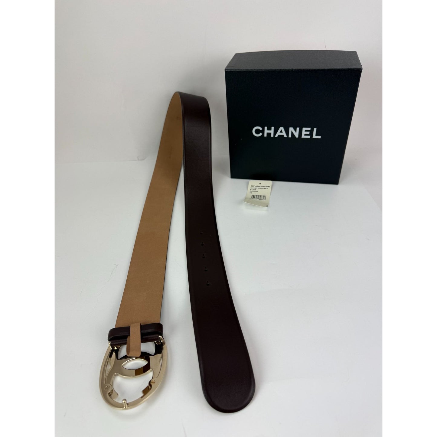 
                  
                    Chanel Interlocking CC Logo Brown Leather Belt 95/38  Vintage
                  
                