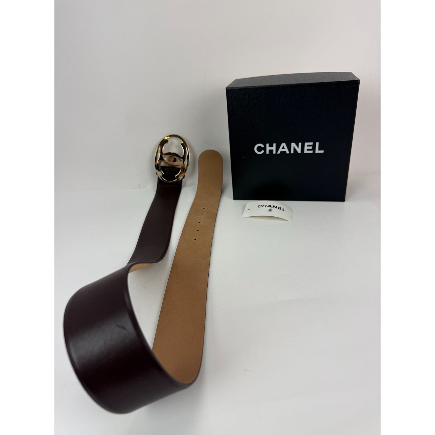
                  
                    Chanel Interlocking CC Logo Brown Leather Belt 95/38  Vintage
                  
                