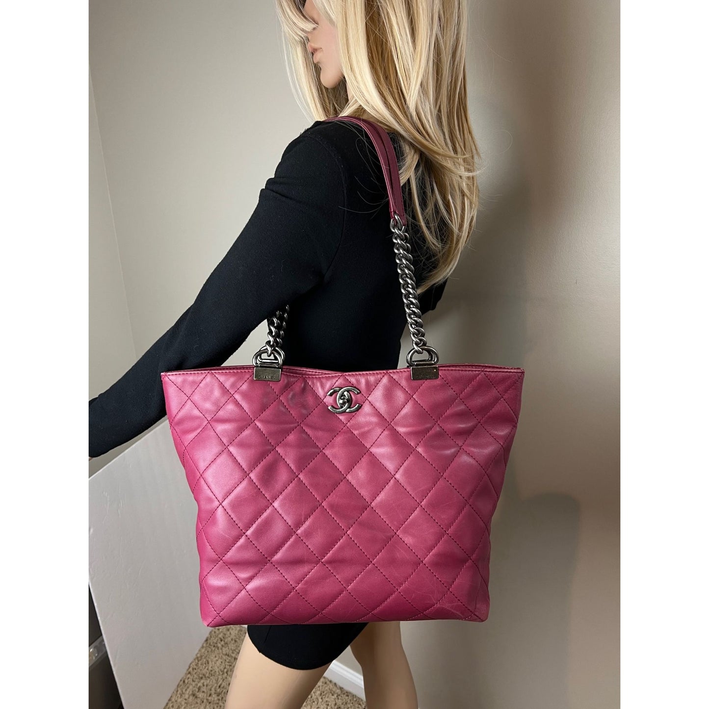 
                  
                    Chanel Shopping in Chains Quilted Leather Burgundy Tote Bag
                  
                