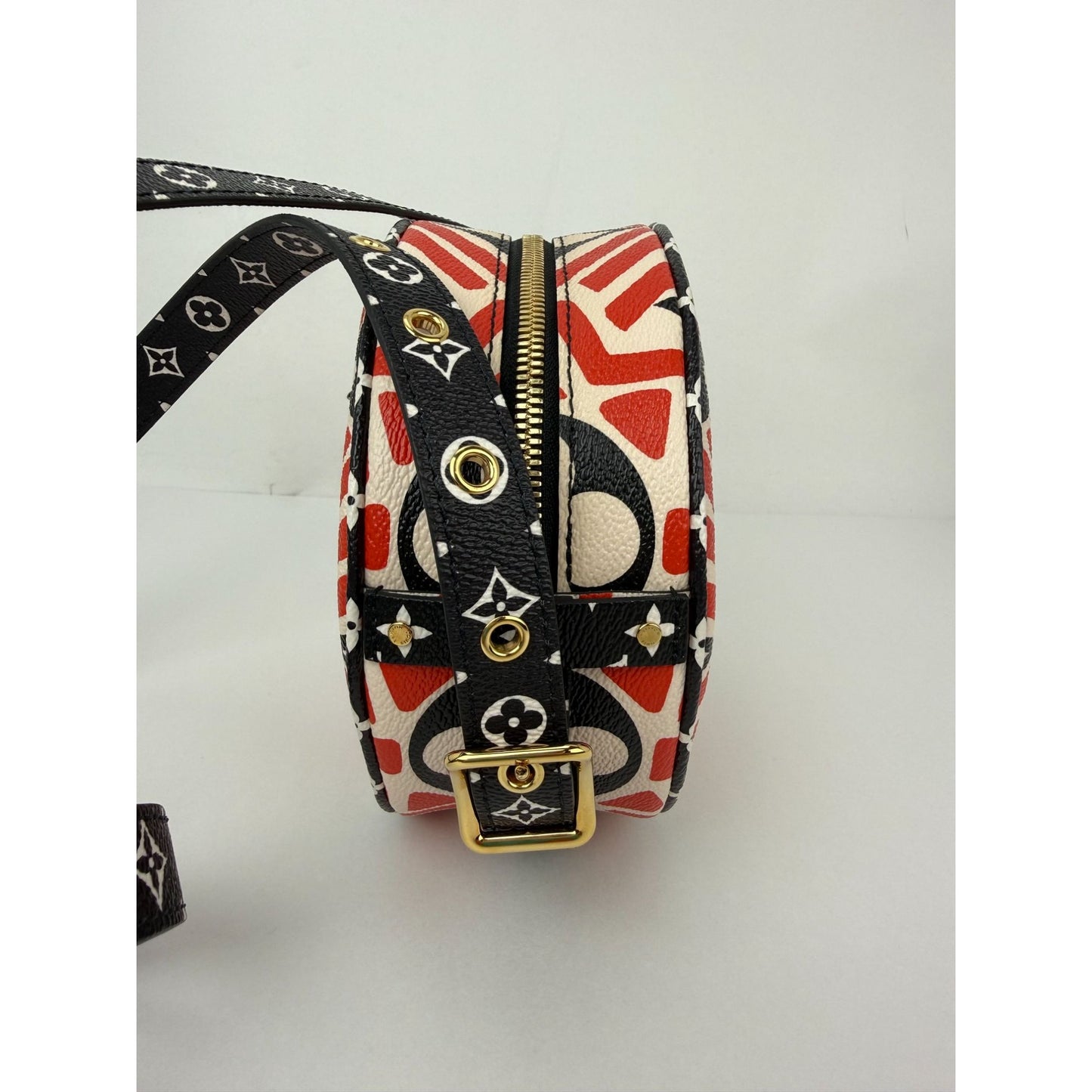 
                  
                    Louis Vuitton Monogram Giant Crafty Boite Chapeau Souple PM Crossbody Bag Rouge Black Creme
                  
                