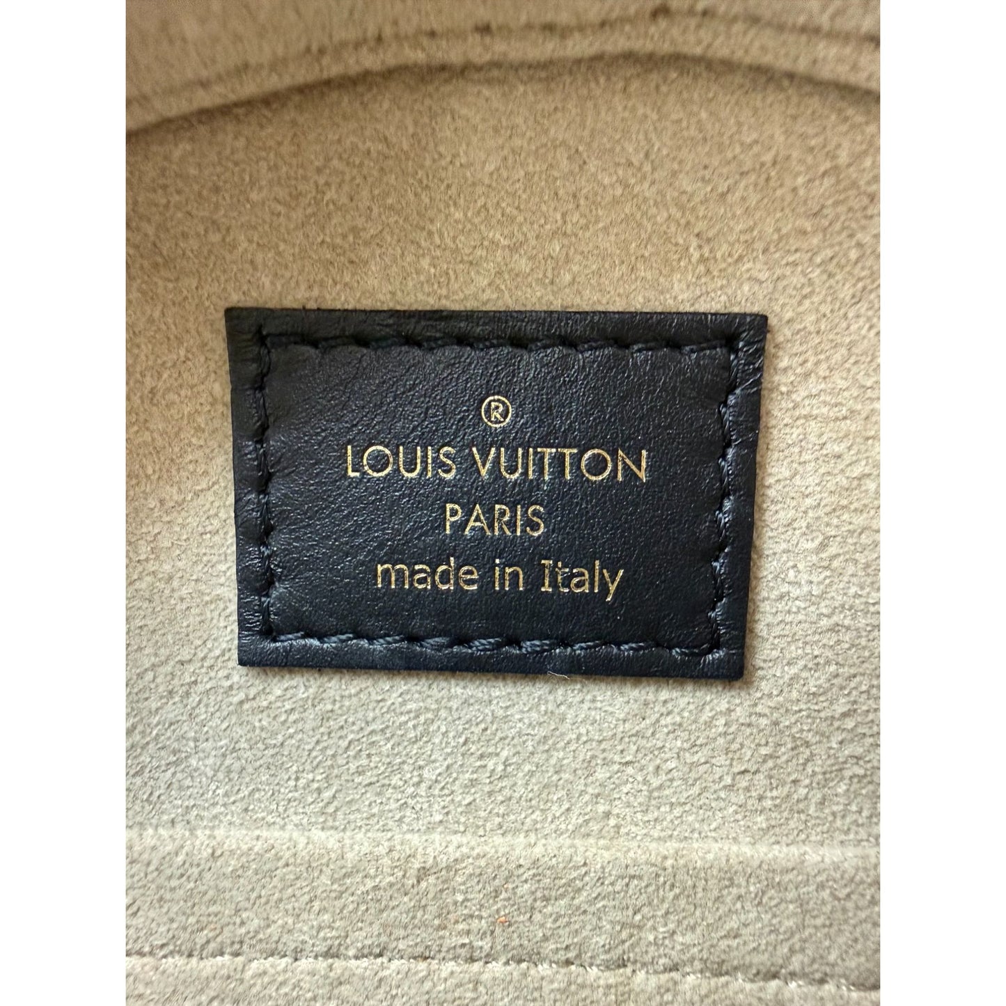
                  
                    Louis Vuitton Monogram Giant Crafty Boite Chapeau Souple PM Crossbody Bag Rouge Black Creme
                  
                