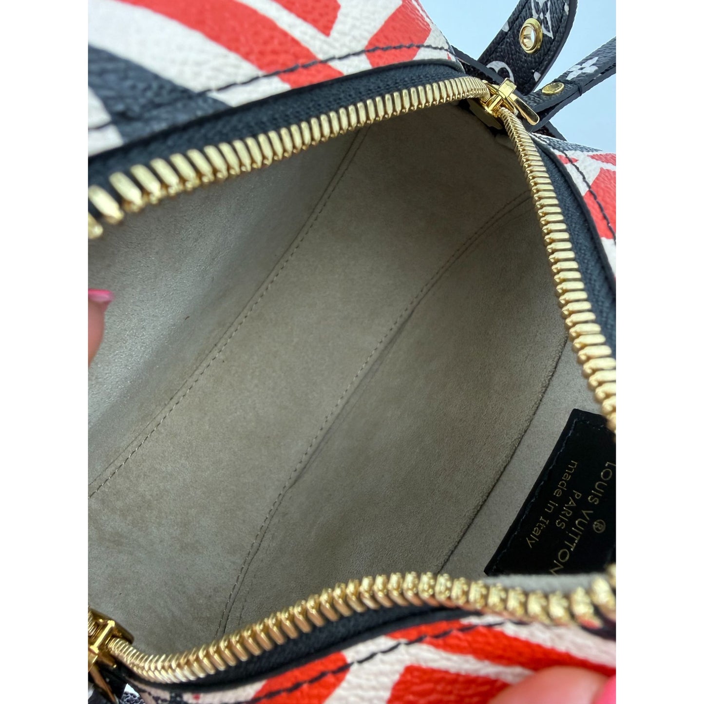 
                  
                    Louis Vuitton Monogram Giant Crafty Boite Chapeau Souple PM Crossbody Bag Rouge Black Creme
                  
                
