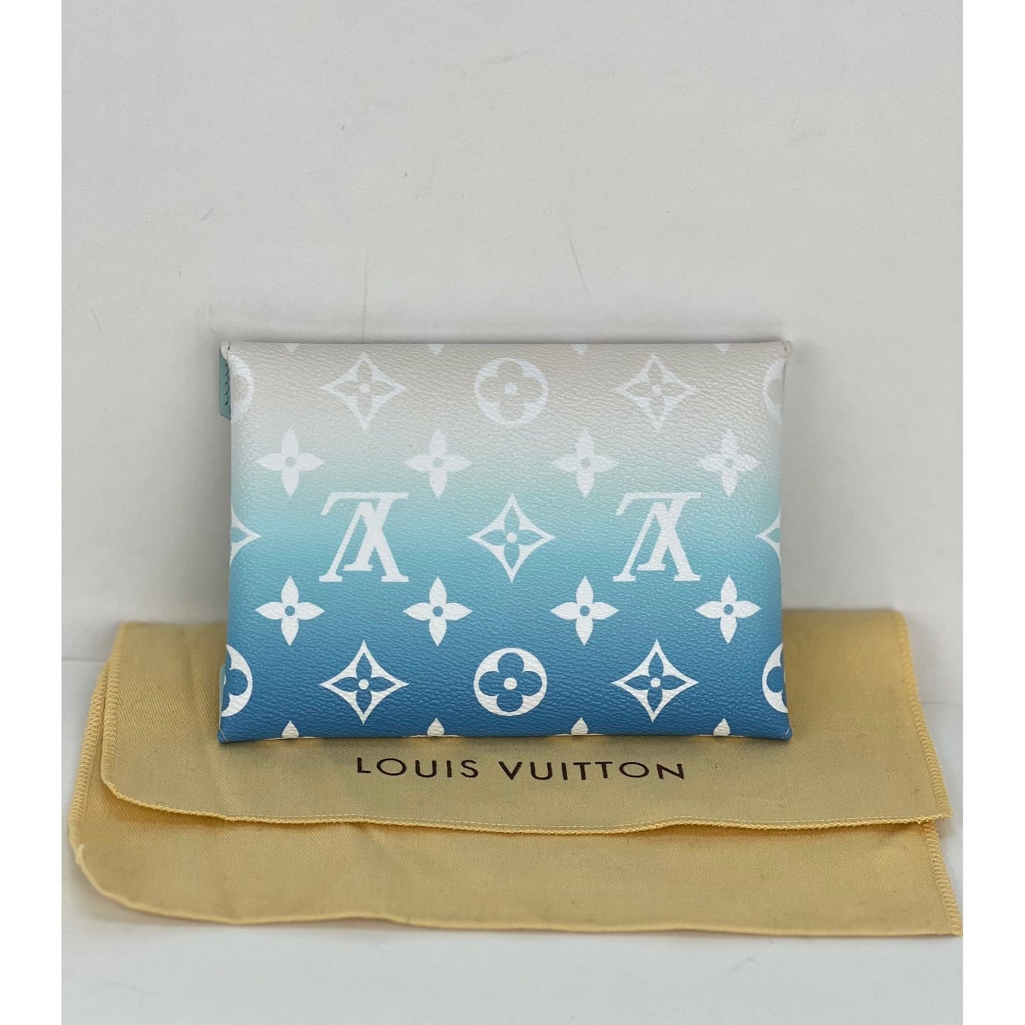 
                  
                    LOUIS VUITTON Kirigami Pool Blue Pochette Medium Clutch
                  
                