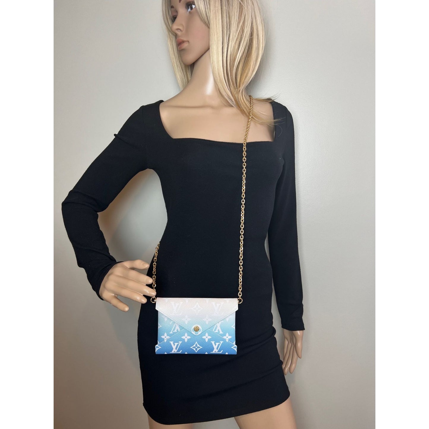 
                  
                    LOUIS VUITTON Kirigami Pool Blue Pochette Medium Clutch
                  
                