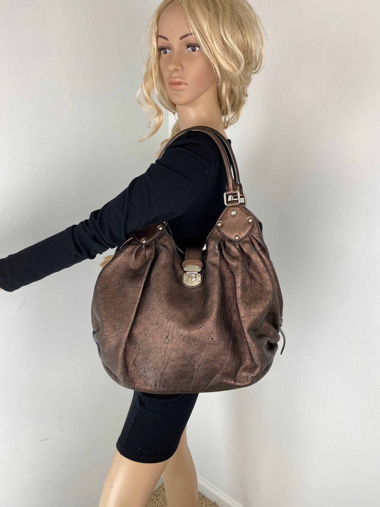 LOUIS VUITTON Mahina model bag in modoré/bronze leat…