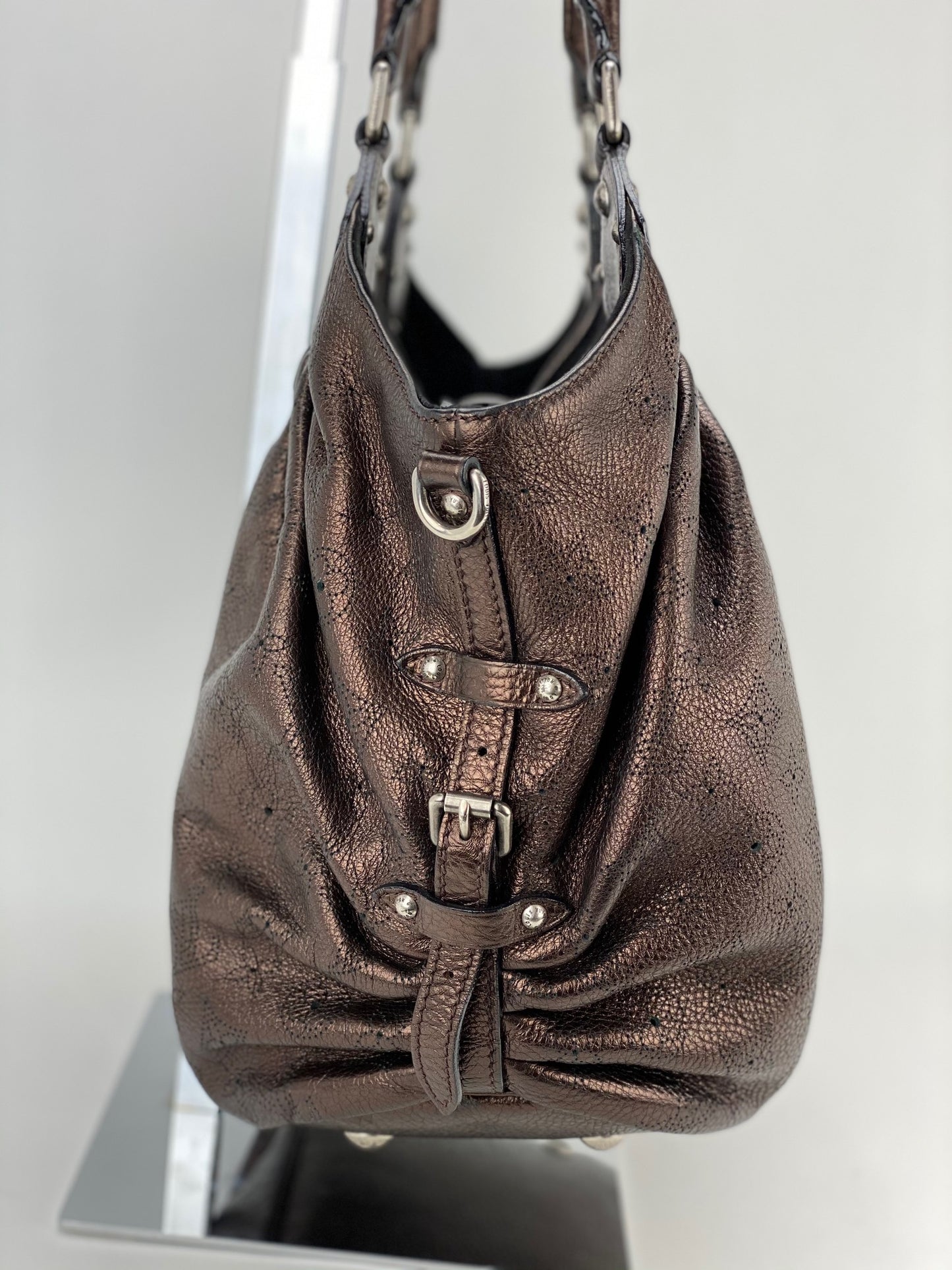 Mahina leather crossbody bag Louis Vuitton Metallic in Leather