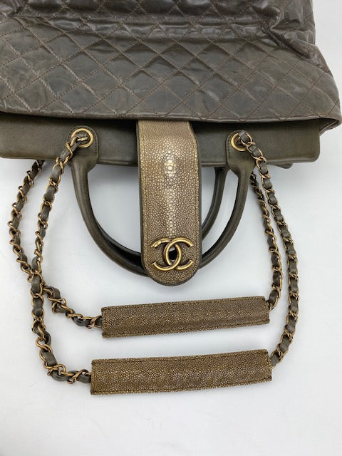 Handbags Chanel Chanel Cabas Deauville Medium Handbag Green Leather Green Leather Tote Bag