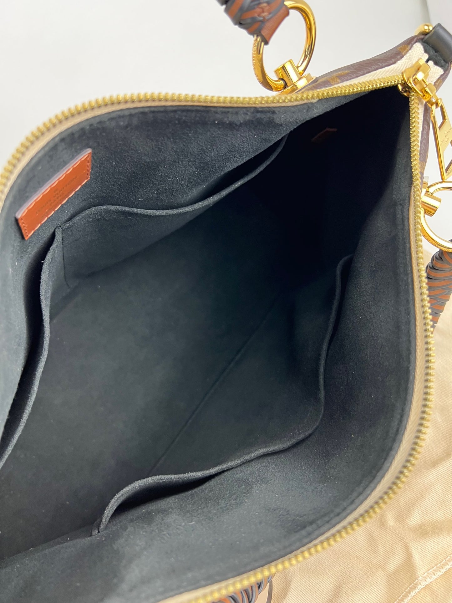 Louis Vuitton Beige Rose Creme V Tote MM Handbag - New Season at 1stDibs   louis vuitton v tote mm price, louis vuitton monogram v tote mm black,  louis vuitton new season bags