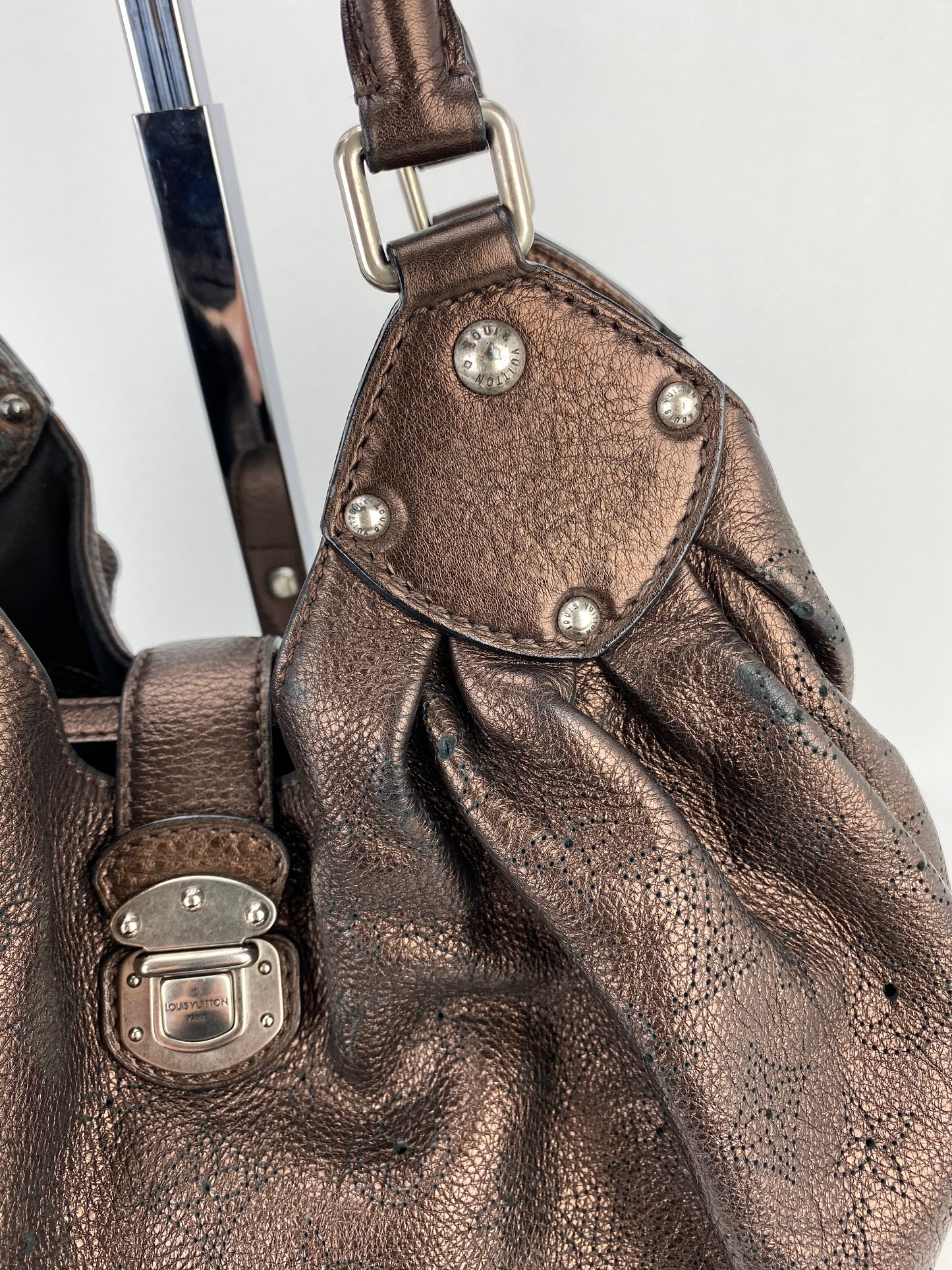 Louis Vuitton Large Mahina Metallic Bronze Leather Shoulder Bag pre ow –  Debsluxurycloset